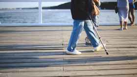 Una mujer camina usando muletas en una imagen de archivo.