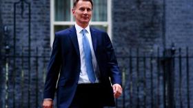 Jeremy Hunt, ministro de Finanzas de Reino Unido a su salida de Downing Street tras reunirse con la banca.