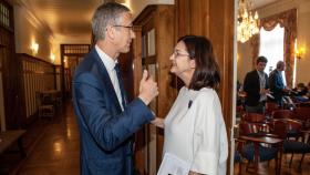 Pablo Hernández de Cos, gobernador del Banco de España, junto a Cani Fernández, presidenta de la CNMC, durante el curso de verano que organizan APIE y BBVA en Santander.