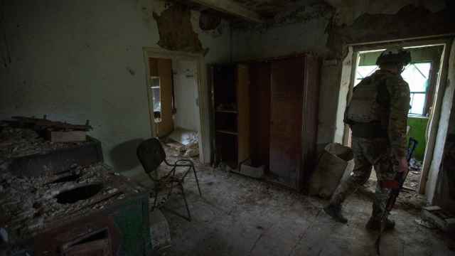 Militar ucraniano inspecciona una casa en el pueblo recién liberado Storozheve,  cerca de la línea del frente en la región de Donetsk