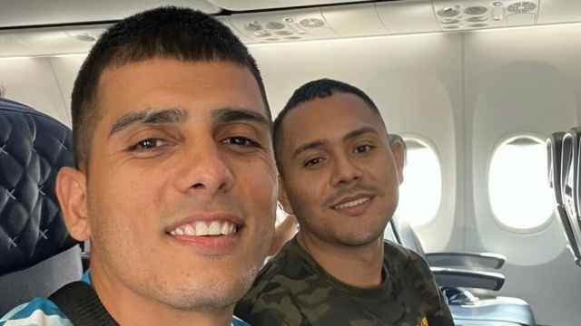 Antonio Potes (izda.) y Manuel Castrillón (dcha.), en un 'selfie' tomado en el avión.