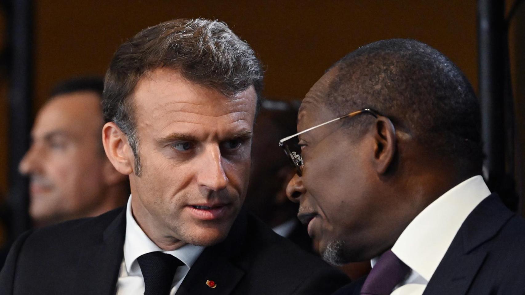 El presidente francés, Emmanuel Macron, conversa con el presidente de Benín, Patrice Talon