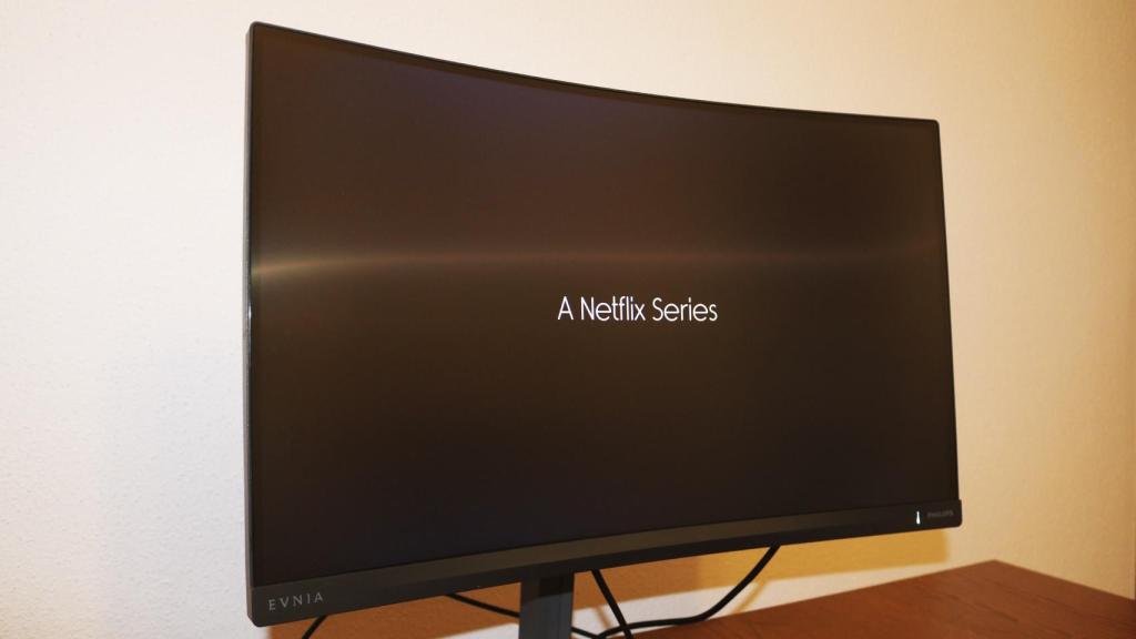 Emisión de una serie de Netflix en el último modelo de Philips Evnia.