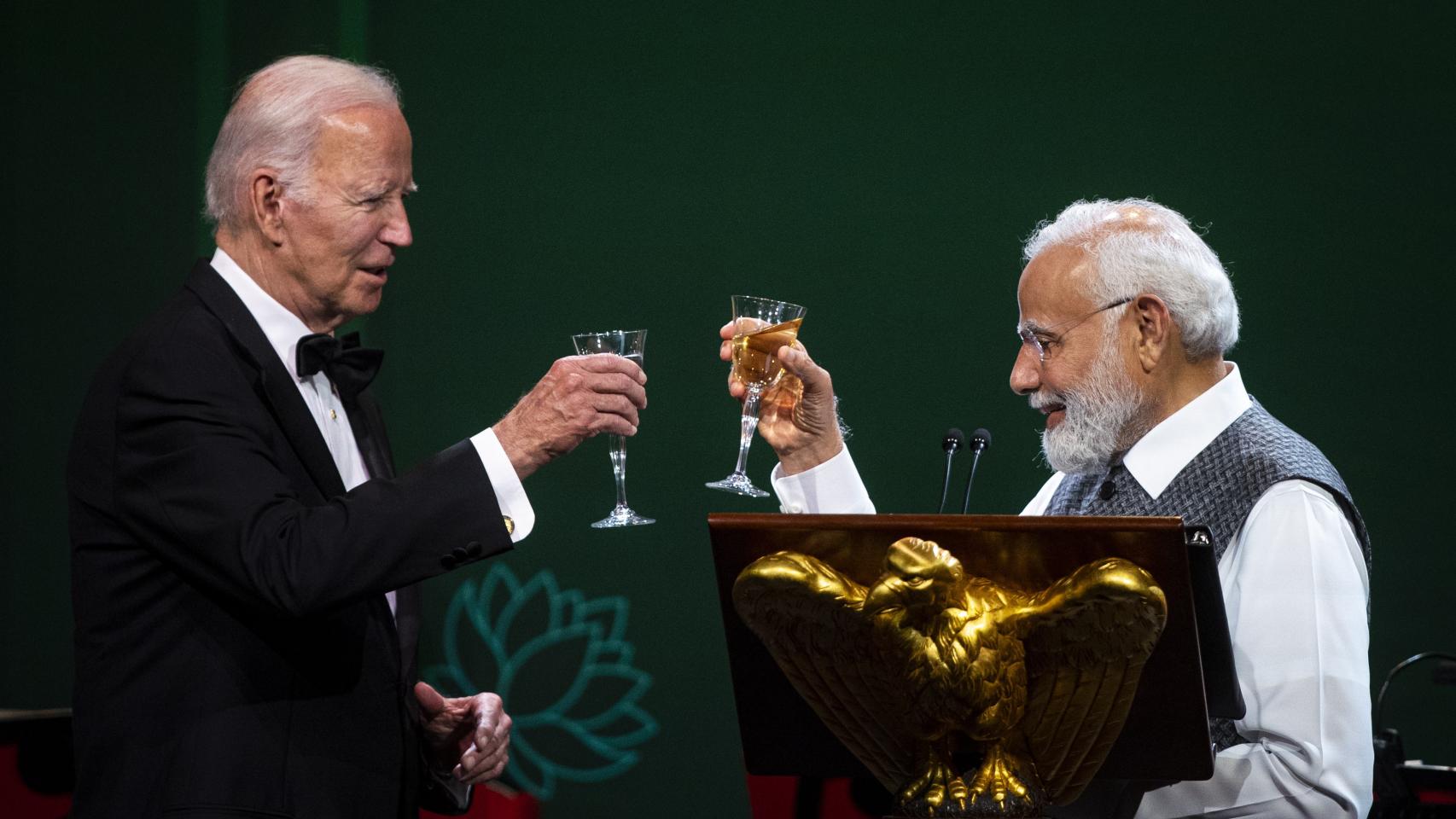 El presidente de los Estados Unidos, Joe Biden, brinda con el primer ministro indio, Narendra Modi.