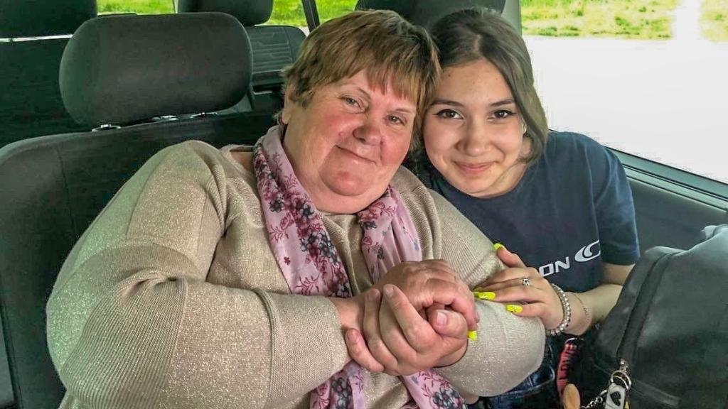 Vera Sergeyevna, la abuela que se infiltró dos veces en Rusia para rescatar a Verónica Vlasova, su nieta secuestrada.