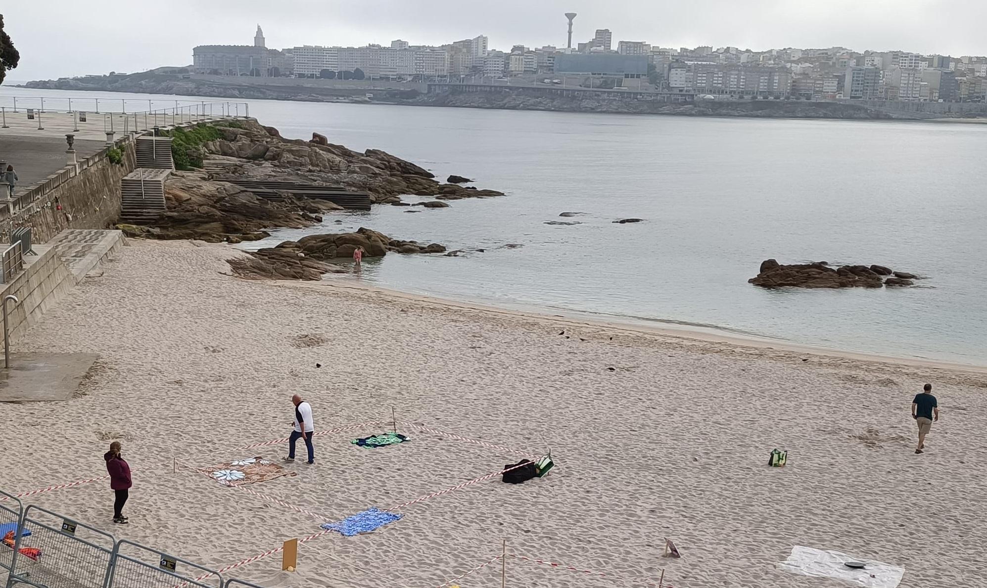 Así están las playas de Riazor y del Orzán de A Coruña esta mañana (Quincemil).
