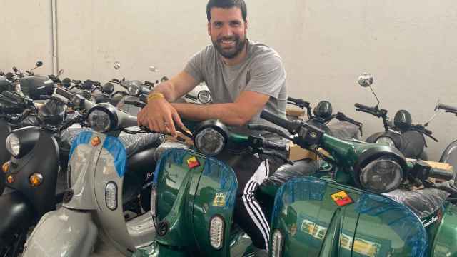 Emilio Froján, con sus motocicletas Velca, cien por cien eléctricas.