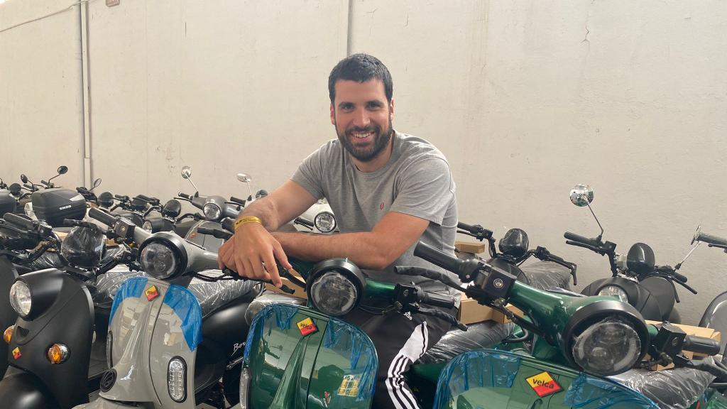 Emilio Froján, con sus motocicletas Velca, cien por cien eléctricas.