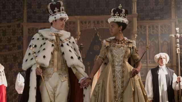 Así fue como Netflix construyó su propia Abadía de Westminster para el rodaje de 'La reina Carlota'