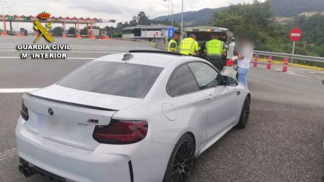 Coche deportivo en un control de tráfico en Vilaboa (Pontevedra).