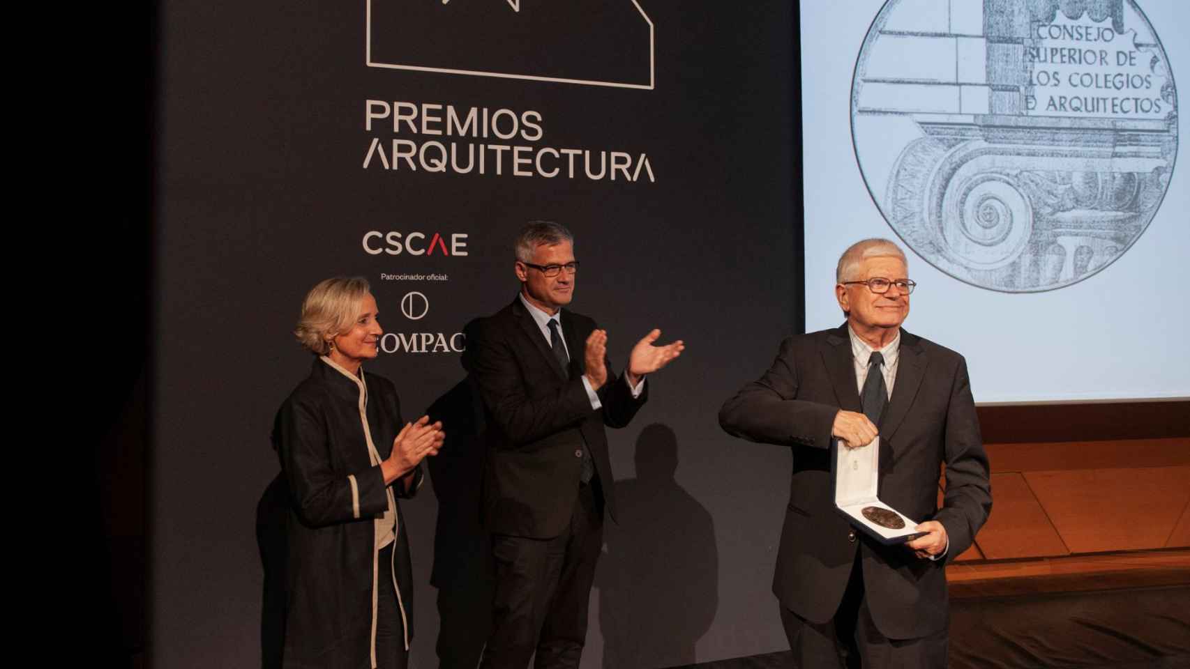 El arquitecto pontevedrés César Portela  con la Medalla de Oro.