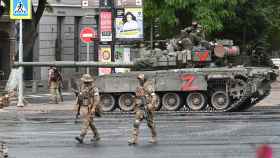 Un tanque y militares del Grupo Wagner durante la toma de la ciudad rusa de Rostov