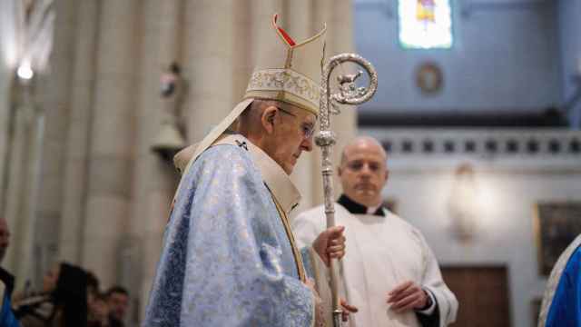 El cardenal arzobispo de Madrid, Carlos Osoro, presidiendo una misa solemne el pasado mes de diciembre, en la catedral de Santa María la Real de la Almudena.