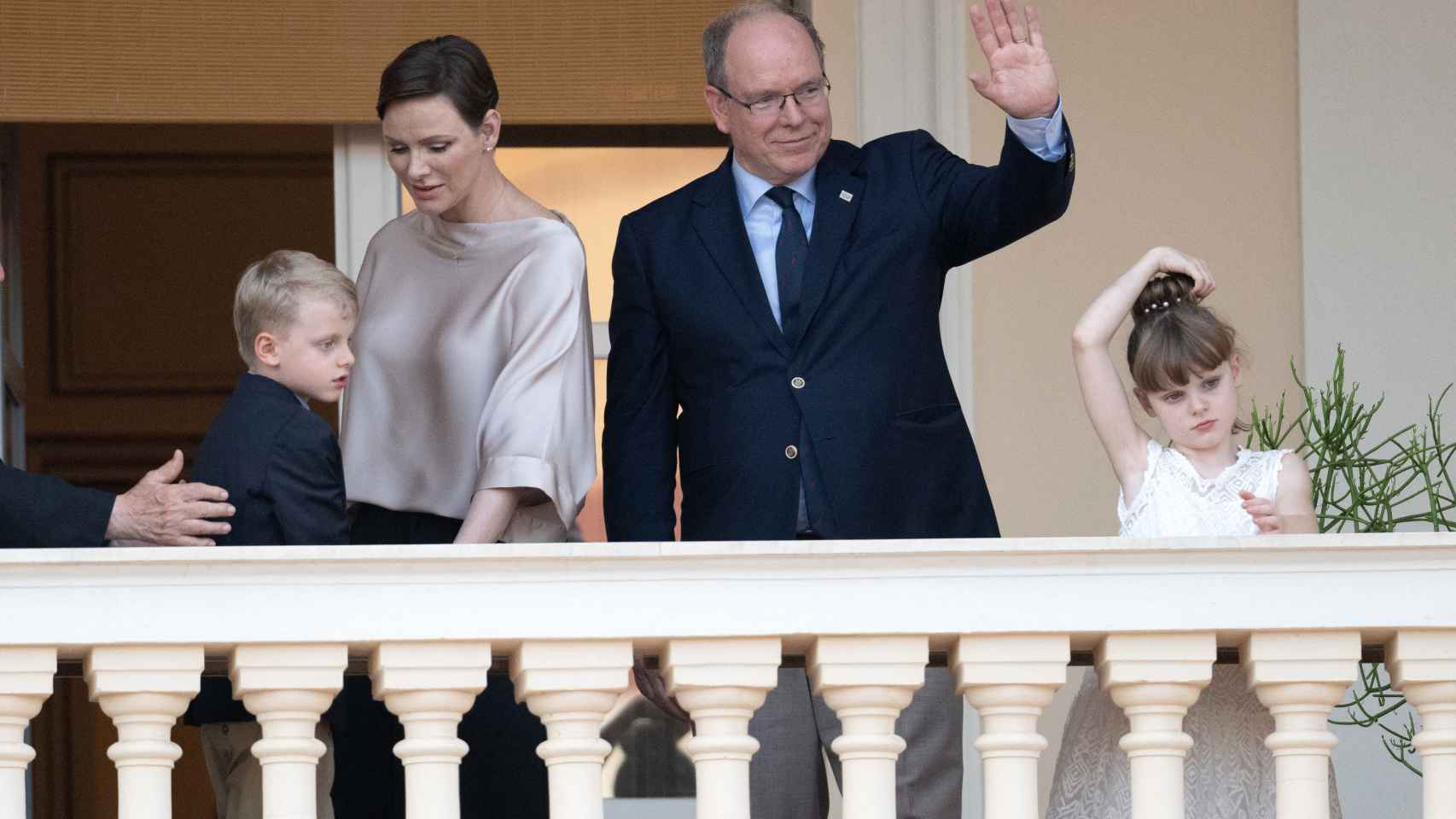 Los monarcas y sus hijos saludando desde el balcón de su residencia.