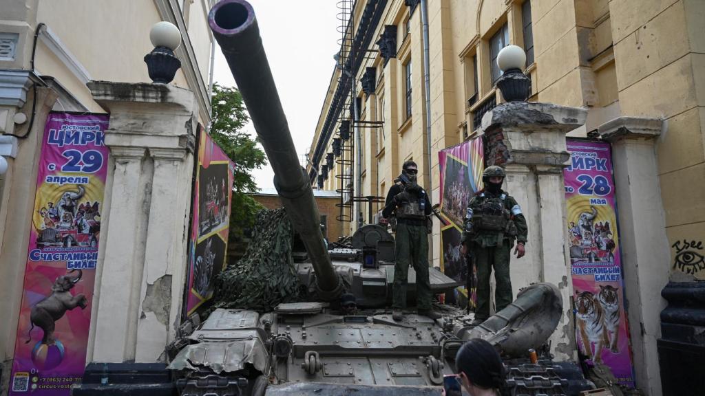 Combatientes del Grupo Wagner sobre un tanque en la ciudad de Rostov on Don, Rusia.