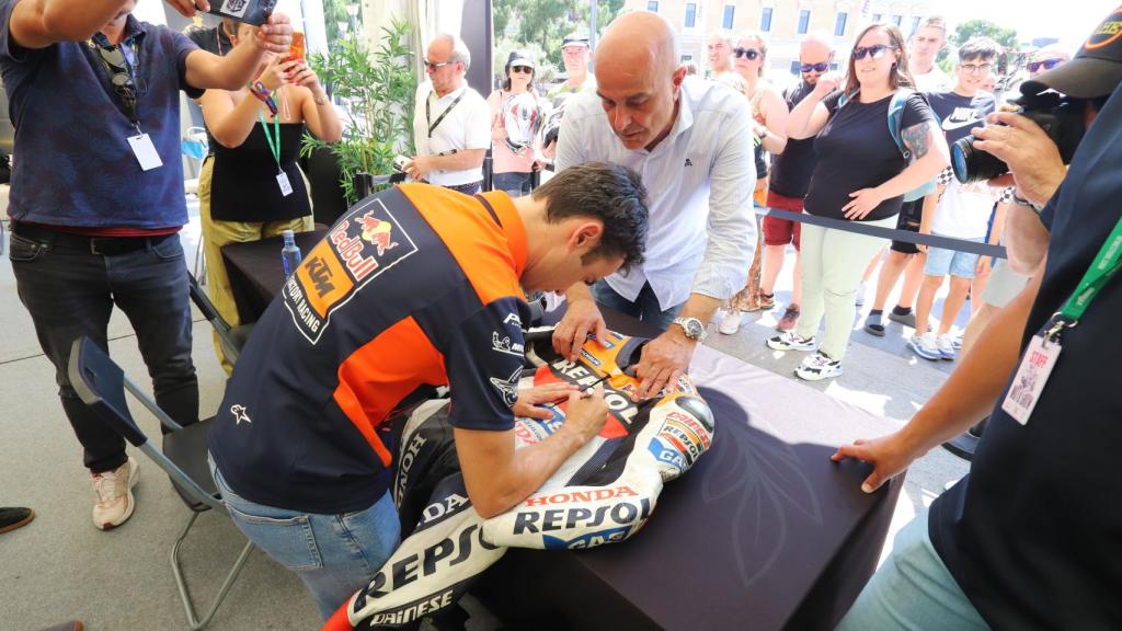 La firma de Dani Pedrosa en el Moto Show Madrid.