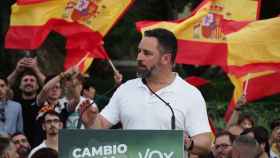 Santiago Abascal, rodeado de banderas de España, en un mitin en Jaén