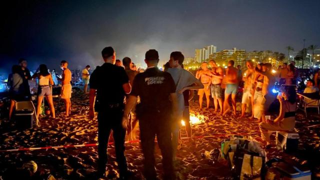 Imagen de una playa de El Campello la pasada noche de San Juan.