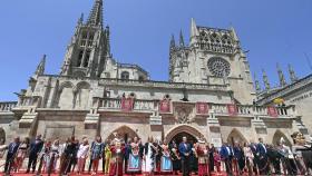 Centenares de burgaleses abarrotan la plaza de la Catedral para entonar el Himno a Burgos