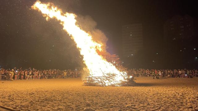 Imagen de la hoguera en la Noche de San Juan en la playa de Moreras de Valladolid