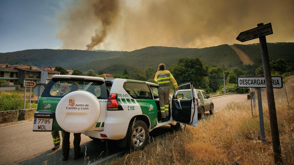 Agentes medioambientales de Castilla y León en la población de Descargamaría , una de las localidades evacuada por el incendio forestal declarado en Las Hurdes y la Sierra de Gata(Cáceres)
