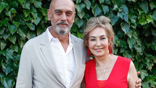 La presentadora Ana Rosa Quintana junto a su marido, Juan Muñoz, atendiendo a los medios, este pasado viernes 23.