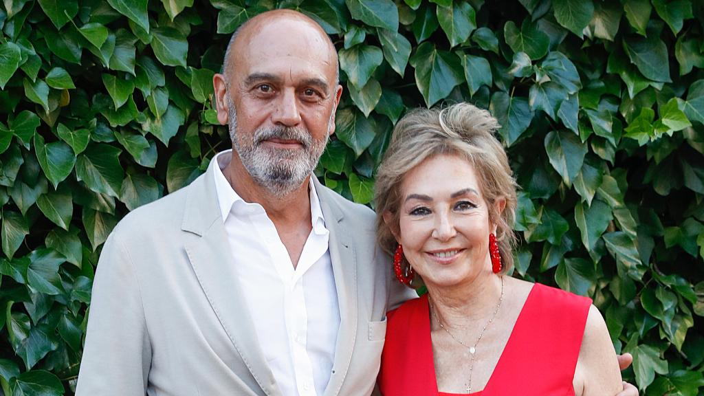 La presentadora Ana Rosa Quintana junto a su marido, Juan Muñoz, atendiendo a los medios, este pasado viernes 23.