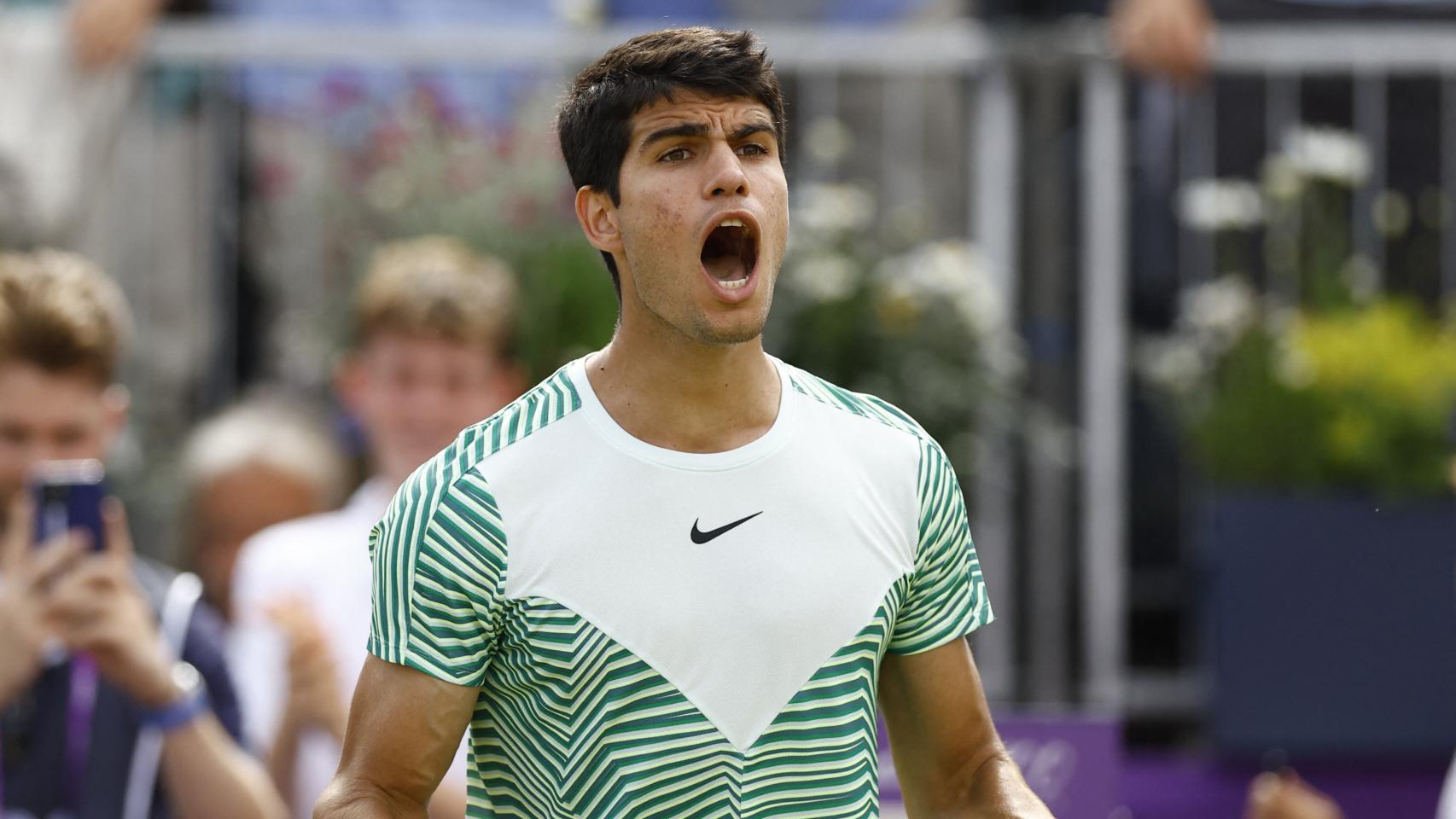 Carlos Alcaraz celebra la victoria frente a Sebastian Korda en las semifinales de Queen's.