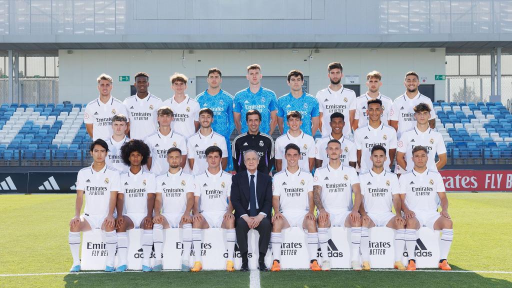 La foto de equipo del Castilla con Florentino Pérez antes de la final por el ascenso