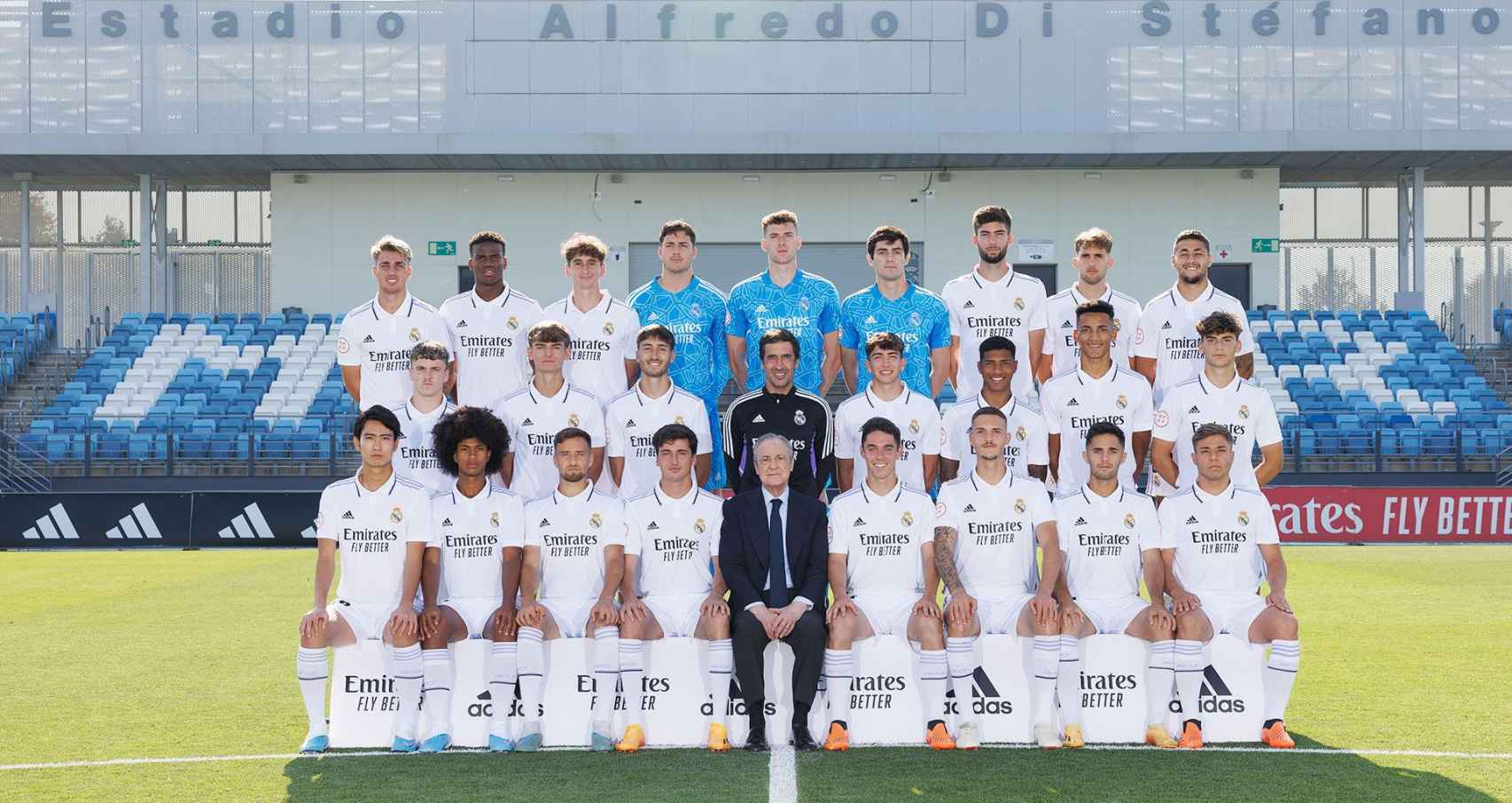 La foto de equipo del Castilla con Florentino Pérez antes de la final por el ascenso