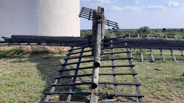 Molino de viento destrozado. Foto: Europa Press.