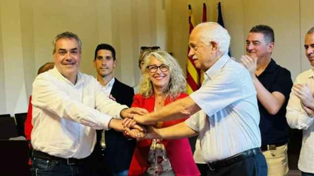 Jaume Manyoses (Junts), la alcaldesa socialista Lourdes Borrell y Silvestre Gelaberte (Veïns per Sant Feliu) sellan su pacto de gobierno en Sant Feliu de Llobregat, el pasado día 16.