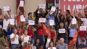 Los funcionarios del Ministerio de Pilar Llop muestran carteles con el lema Huelga en Justicia, este sábado durante el mitin de Pedro Sánchez en Tenerife.