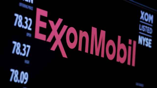 Una pantalla de la Bolsa de Nueva York muestra el logo de Exxon Mobil.