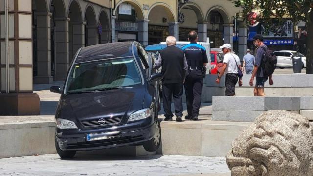 Un coche en la Plaza del Humor.