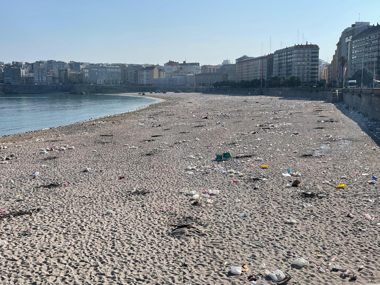 Basura en la playa del Orzán (Foto: Quincemil)