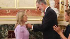 Su Majestad el Rey hace entrega de la Medalla del Congreso de los Diputados a Ana Pastor.