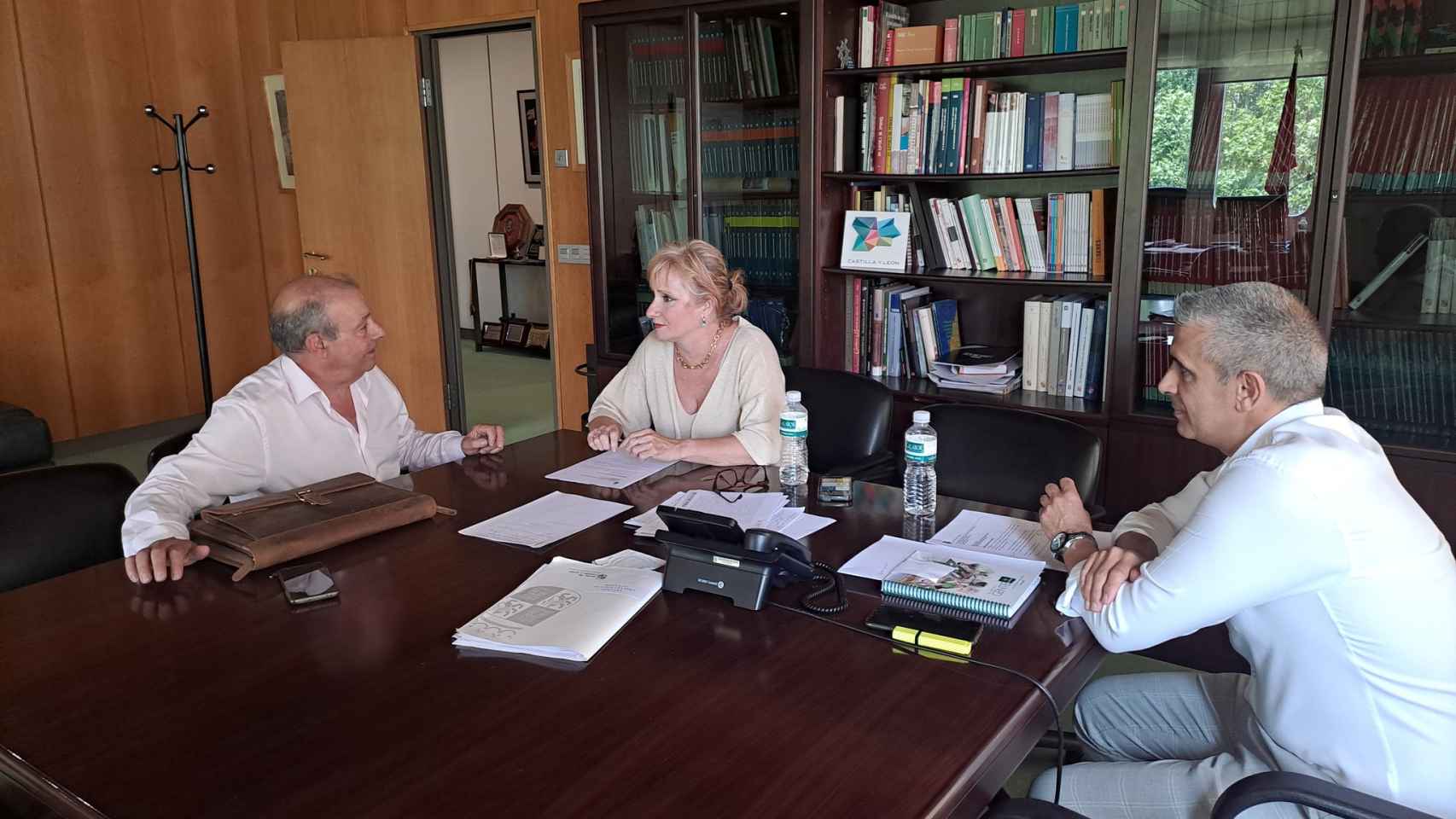 Reunión del alcalde de Galende y la delegada territorial de la Junta en Zamora