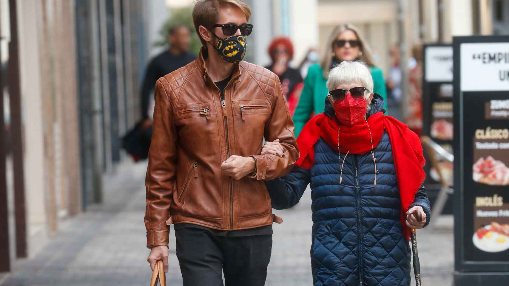 Concha junto a su hijo Manuel paseando por las calles de Madrid, en septiembre de 2021.