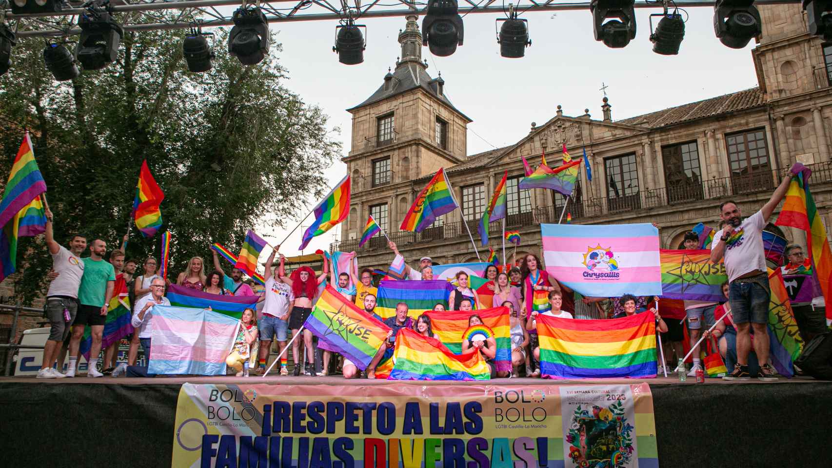 Decenas de banderas arcoíris junto al Ayuntamiento de Toledo.