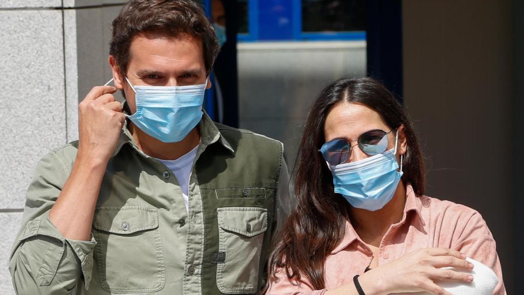 Malú y Albert Rivera saliendo del centro médico tras dar la bienvenida a su hija, Lucía, en junio de 2020.