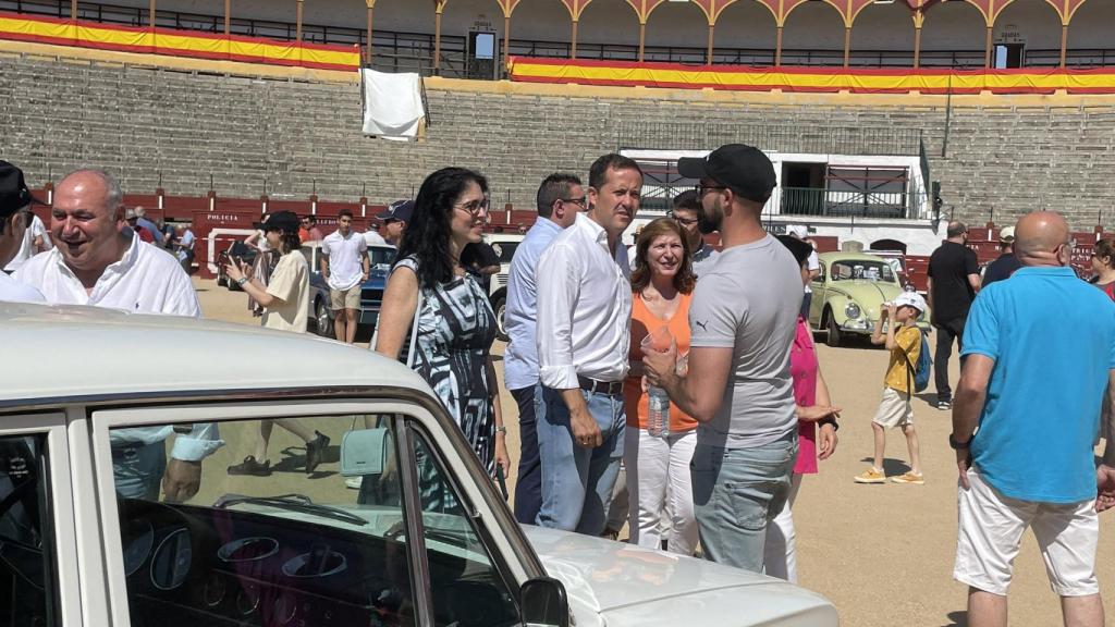 Concentración de coches clásicos en la plaza de toros de Toledo.