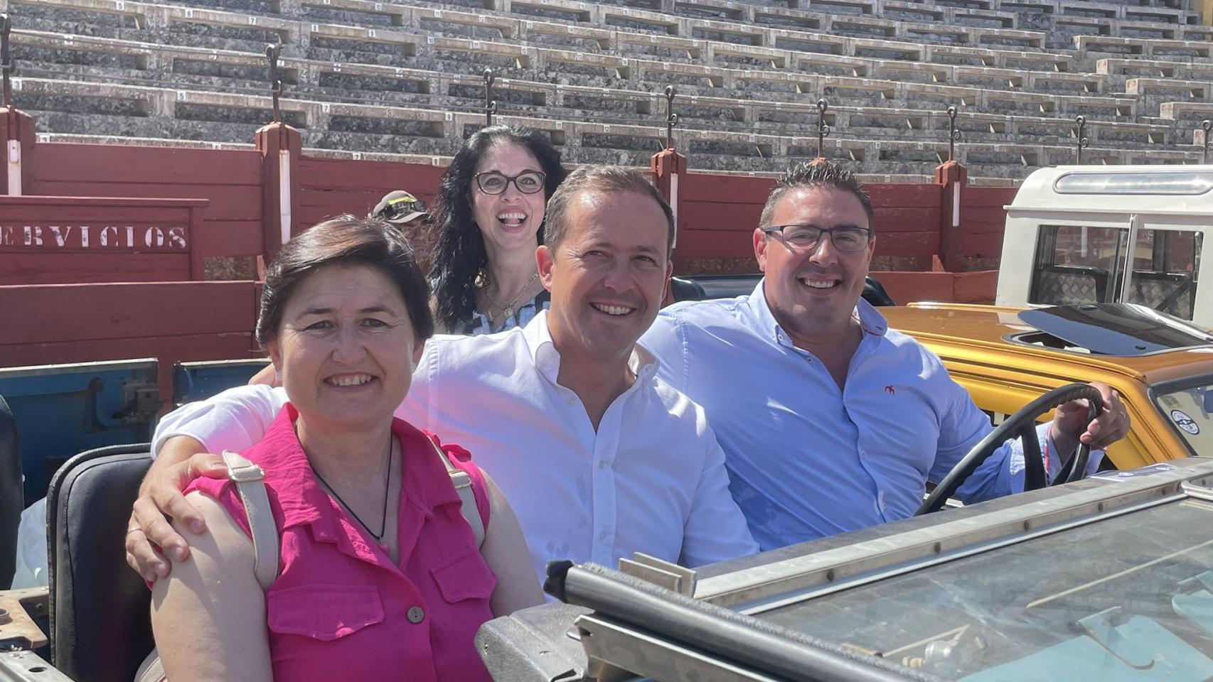 Carlos Velázquez, en el centro, este domingo en Toledo.