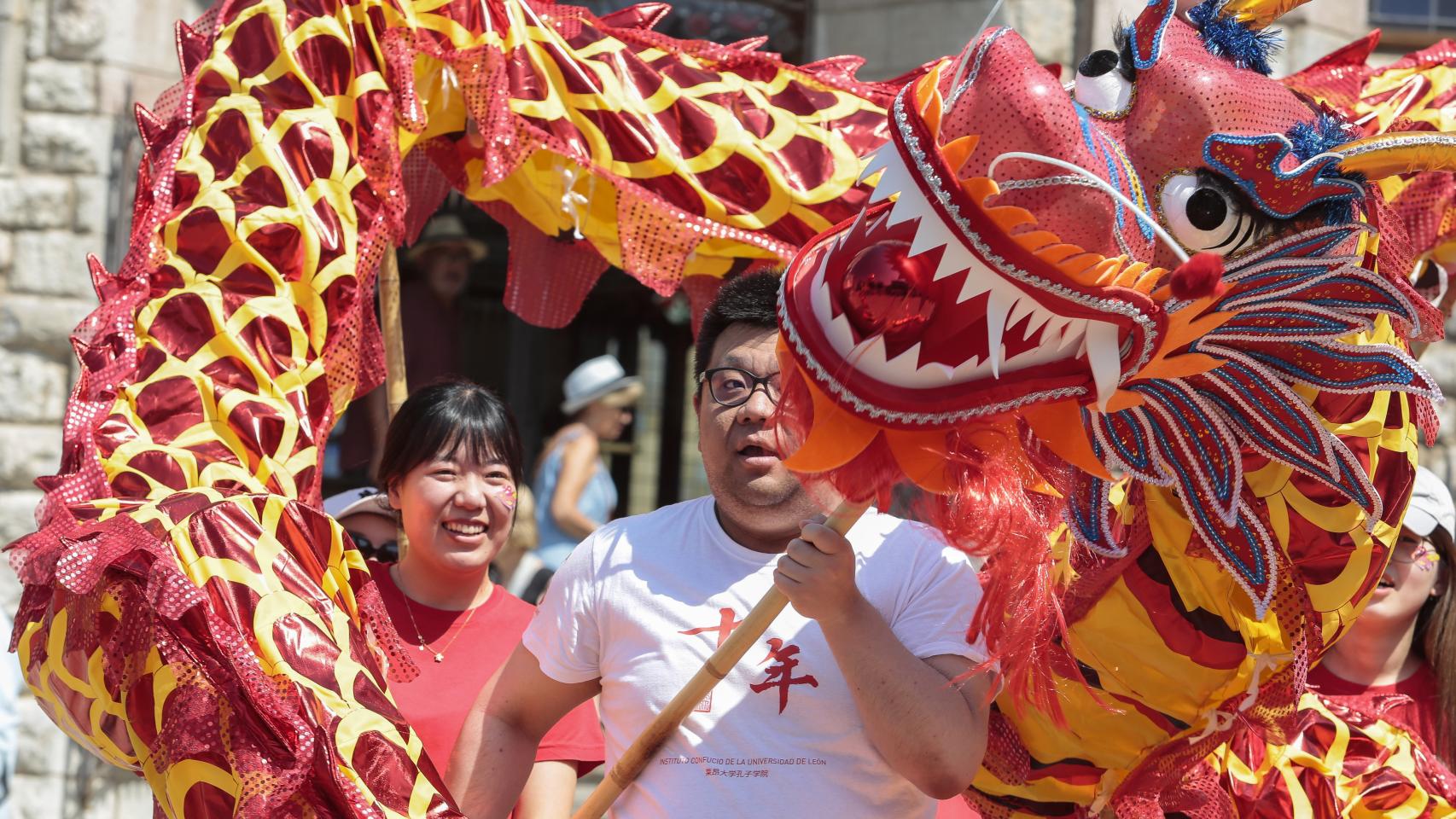 El Instituto Confucio de León organiza un desfile del dragón con danza por diversos puntos de la capital leonesa