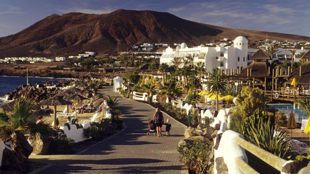 Paseo de la Playa Blanca en Lanzarote.