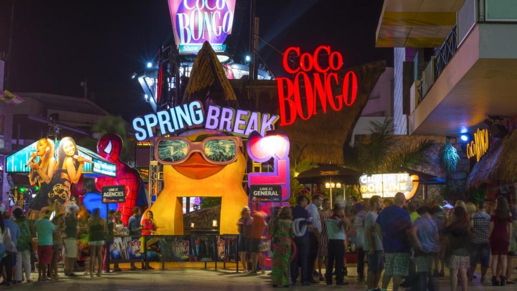 Vacaciones de primavera en la zona de fiestas de Cancún.