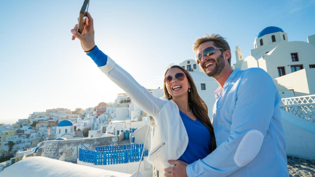 Una pareja en Santorini.