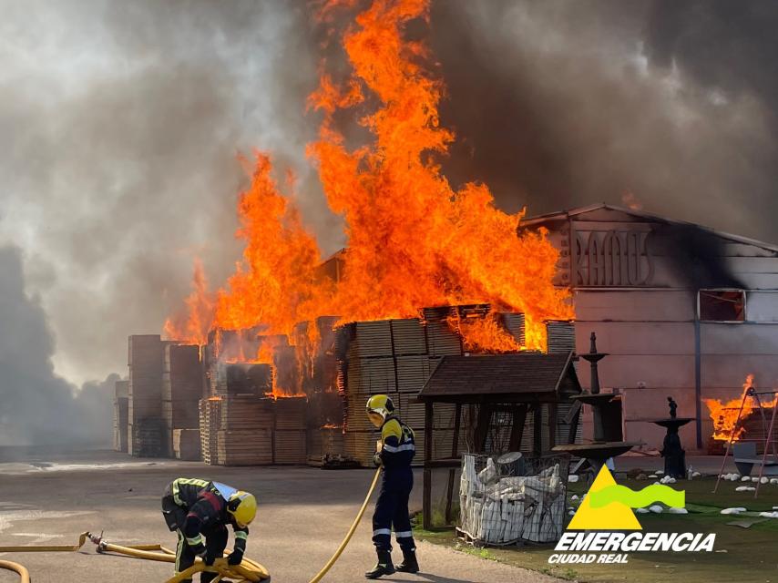 Los bomberos, trabajando por extinguir el incendio. Foto: SCIS Ciudad Real.