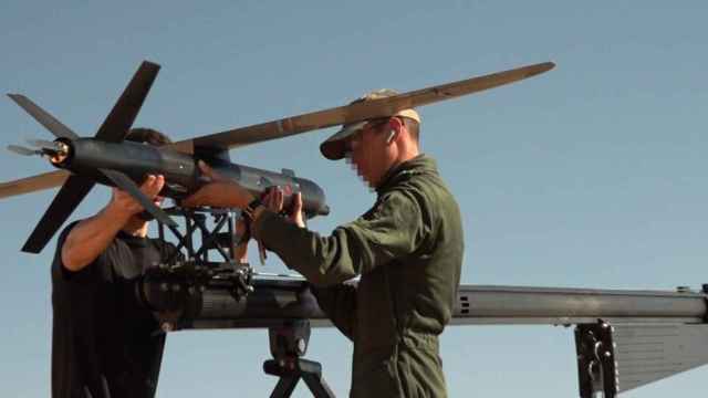 Dos operarios colocan un dron SpyX.