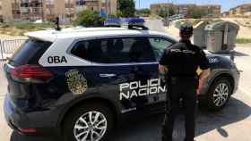 Un agente de la Policía Nacional con su coche en Alicante, en imagen de archivo.